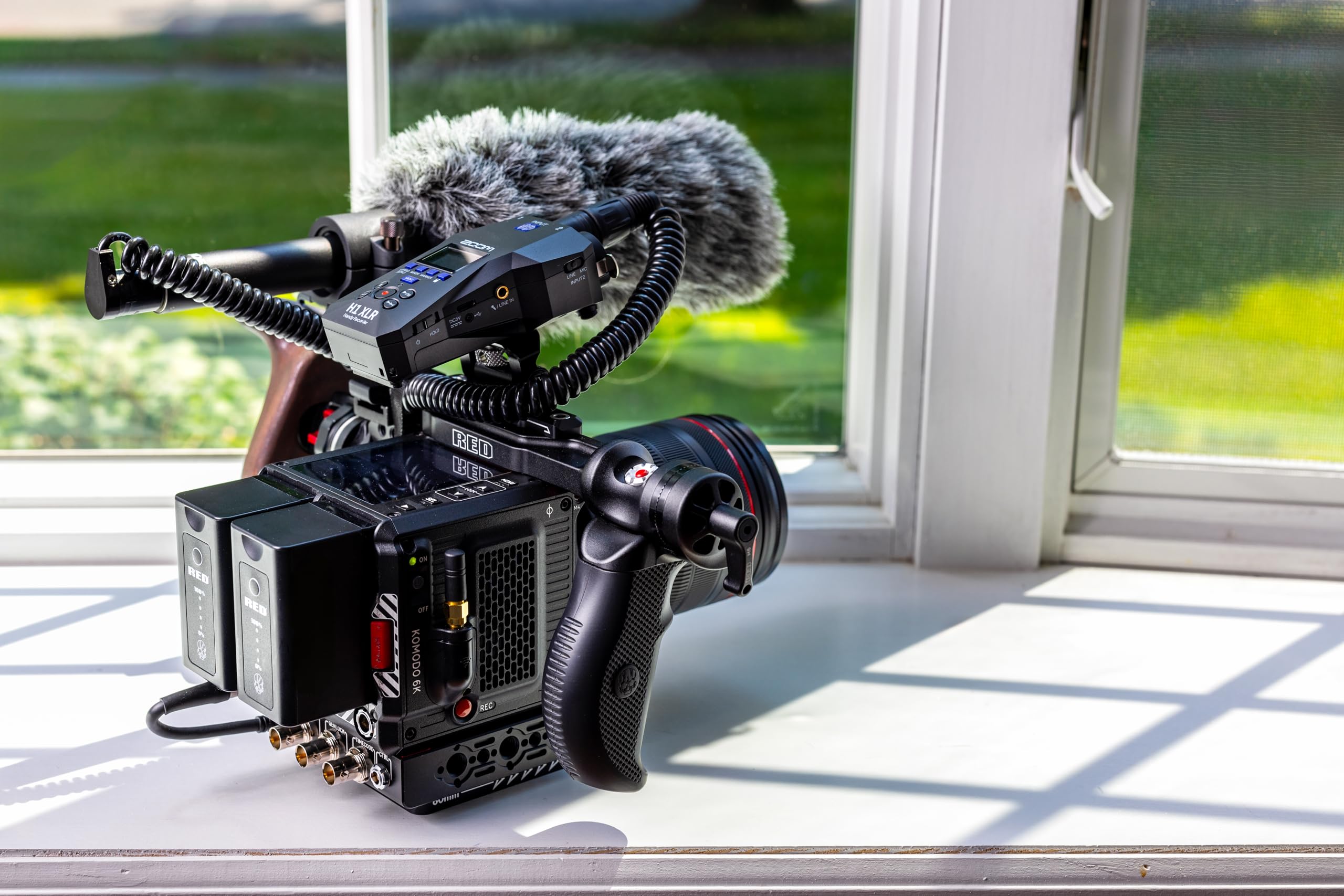 Zoom H1 XLR 2-Channel Recorder for Musicians, Filmmakers & Podcasters with 2 XLR/TRS Locking Inputs, 3.5mm Stereo Mic/Line in, and 32-Bit Float - Image 4